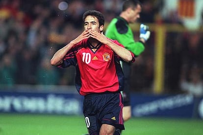 Raúl lanza un beso tras marcar su segundo gol en el partido España (9)-Austria (0), clasificatorio para la Eurocopa del 2000 en Valencia y que se jugó en marzo del 99.