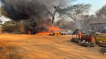 Incendios en el patio de almacén y maniobras de una de las empresas constructoras de la presa La Angostura, en Chiapas, el 31 de marzo de 2024.