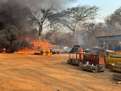 Incendios en el patio de almacén y maniobras de una de las empresas constructoras de la presa La Angostura, en Chiapas, el 31 de marzo de 2024.