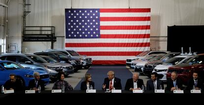 Donald Trump (c) conversa con los líderes de la industria automotriz en Michigan, EE UU, el 15 de marzo de 2017.