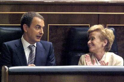 Zapatero habla con la vicepresidenta primera del Gobierno, María Teresa Fernández de la Vega, en el banco azul del Congreso.