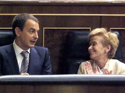 Zapatero habla con la vicepresidenta primera del Gobierno, María Teresa Fernández de la Vega, en el banco azul del Congreso.
