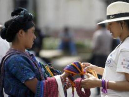 Las divisas que ingresaron este año por las exportaciones de artesanías beneficiaron a un millón de personas en los 22 departamentos en que se divide Guatemala. EFE/Archivo