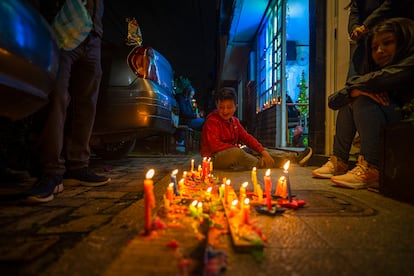 En Bogotá, además de prender velas, se cuelgan faroles en las ventanas y puertas de las casas.
