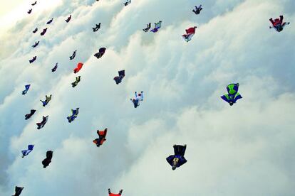 Una imagen del r&eacute;cord de la formaci&oacute;n m&aacute;s numerosa practicando &#039;wingsuit&#039;: 71 pilotos. Fue en 2008, en Lake Elsinore