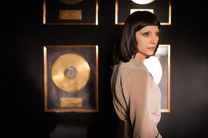 Najwa Nimri en una escena de Quién te cantará (2018) de Carlos Vermut, en la que interpreta a la cantante amnésica Lila.