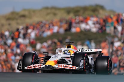 Isack Hadjar pilota este sábado en una de las curvas del circuito de Zandvoort.