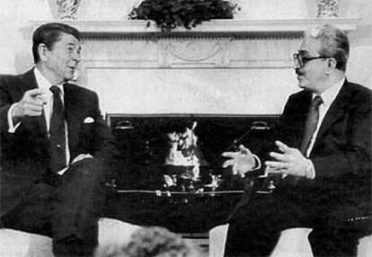 Reunión en 1984 entre el entonces presidente Ronald Reagan y Tarek Aziz en el Despacho Oval de la Casa Blanca.