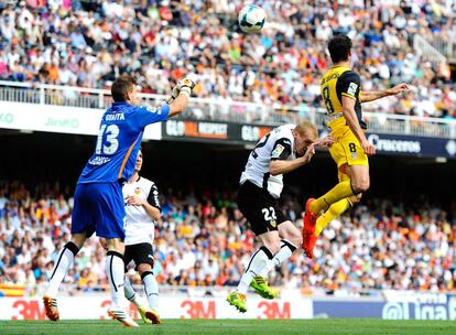 Jornada 35. Valencia, 0-Atlético, 1. Un gol de coronilla de Raúl García da a los de Simeone un triunfo crucial en Mestalla para mantener las distancias con el Barça y el Madrid