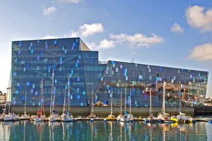 Durante 2008 y 2009, la crisis económica paralizó <a href=" https://en.harpa.is/harpa/" target="_blank">el proyecto del edificio Harpa</a>, que finalmente se inauguró en 2011, y en 2013 recibió el Premio Mies van der Rohe. Este centro de conciertos y conferencias, sede de la orquesta sinfónica y de la Ópera islandesa, se ha convertido en uno de los grandes iconos de Reikiavik. Está situado a orillas del fiordo Kollafjörður, “en la frontera entre la tierra y el mar” según descripción del diseño surgido de la colaboración del estudio de arquitectura Henning Larsen Architects y el artista Olafur Eliasson. Ha sido definido como una “gran escultura” que refleja el cielo y el espacio portuario de la capital islandesa.