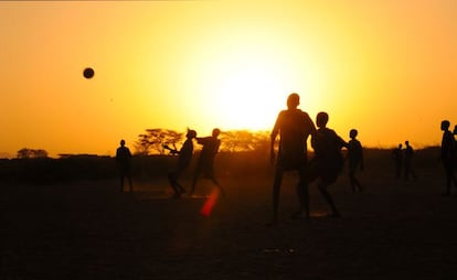Campo de refugiados de Kakuma, 2012, Kenia. Con 11 nacionalidades distintas registradas, trabajar en este campo de refugiados del norte de Kenia resulta fascinante. Se da la circunstancia además de que, a diferencia de otros muchos lugares donde realizamos nuestro trabajo, la seguridad en Kakuma me permitía caminar libremente por el campo y hablar con las distintas comunidades: darfurianos, somalíes, sudaneses del sur, etíopes e incluso el único refugiado iraní del campo. Recuerdo la cara de incredulidad de algunos de ellos cuando les comentaba que había visitado sus lugares de origen.