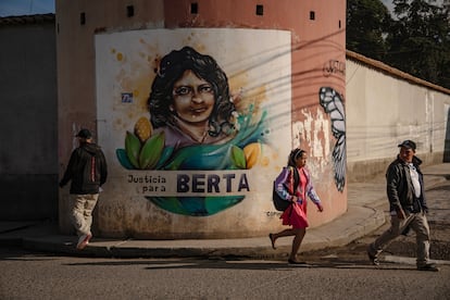 Personas caminan frente a un mural dedicado a Berta Cáceres, en la comunidad La Esperanza, el 10 de febrero de 2026