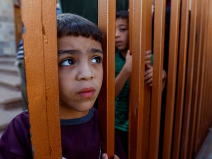 Un niño miraba a través de una reja durante el funeral por varias víctimas en un bombardeo en Jan Yunis, en el sur de la franja de Gaza, el martes.