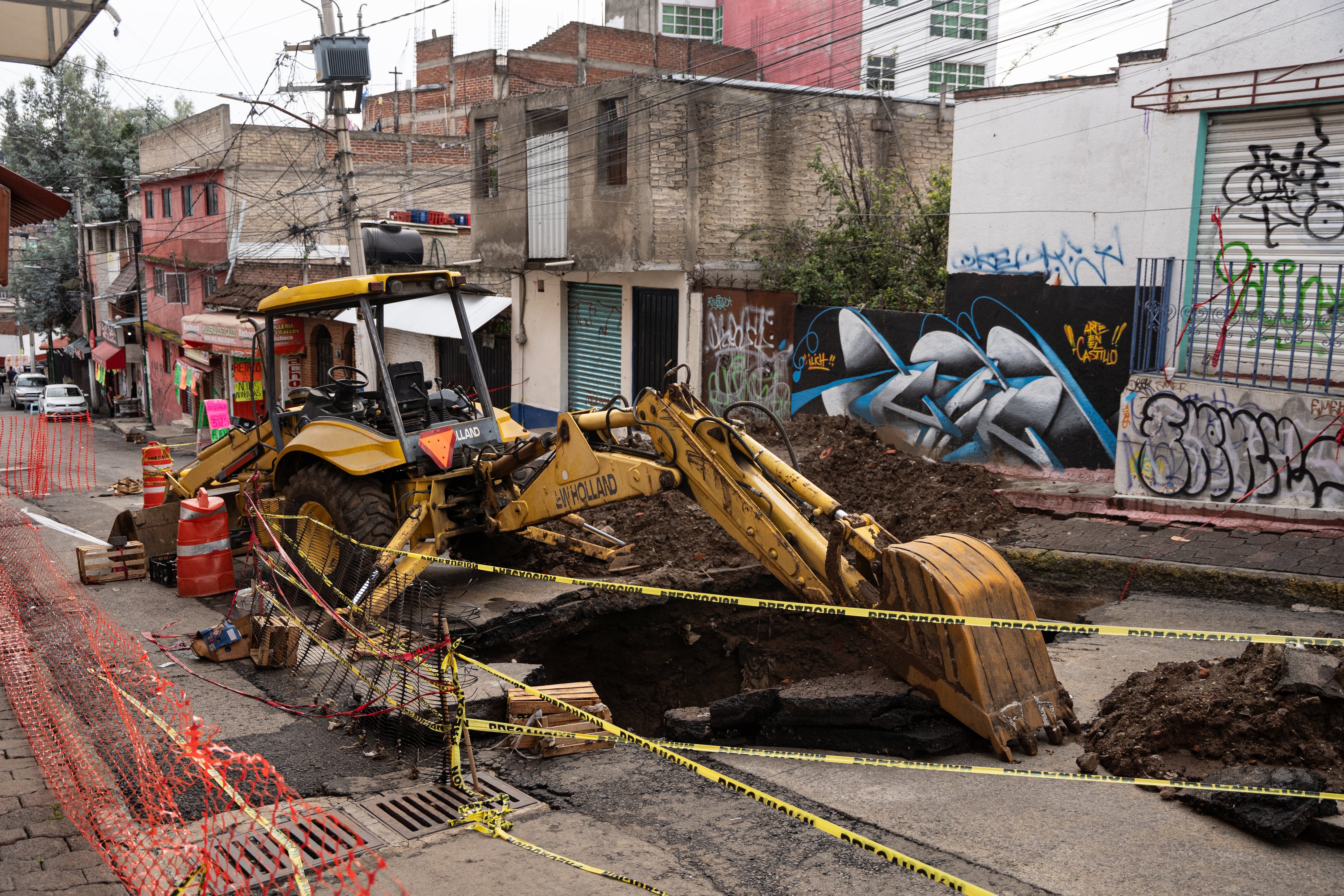 Trabajos en un mega socavón, en la Magdalena Contreras.