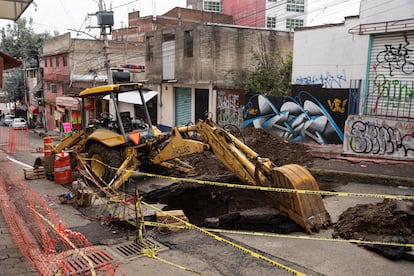 Trabajos en un mega socavón, en la Magdalena Contreras.