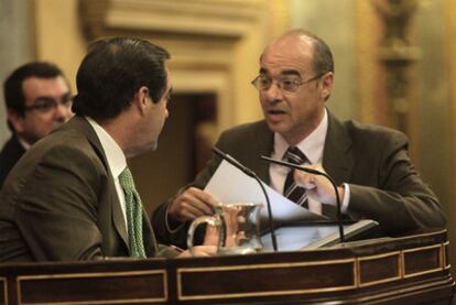 Francisco Jorquera (BNG), a la derecha, habla con el presidente del Congreso, José Bono.