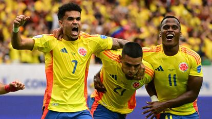 Luis Díaz, Daniel Muñoz y Jhon Arias festejan un gol contra Paraguay, el 24 de junio.