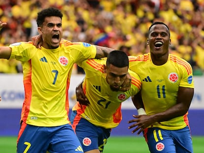 Luis Díaz, Daniel Muñoz y Jhon Arias festejan un gol contra Paraguay, el 24 de junio.