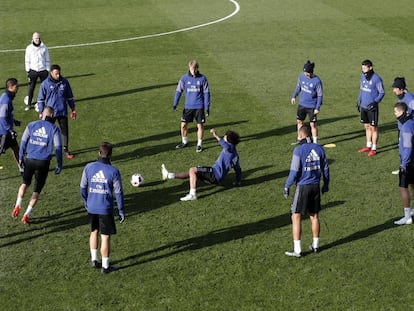 Los jugadores madrileños durante un entrenamiento.