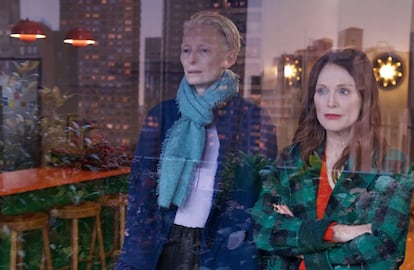 Julianne Moore (a la izquierda) y Tilda Swinton en 'La habitación de al lado'. de Pedro Almodóvar.