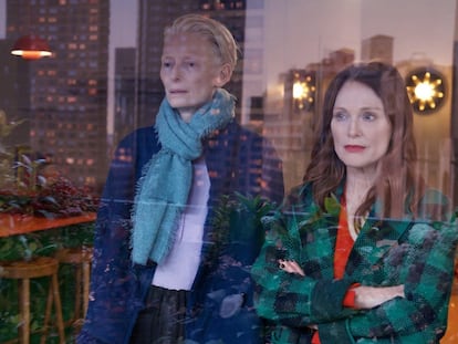 Tilda Swinton y Julianne Moore, en 'La habitación de al lado', de Pedro Almodóvar.