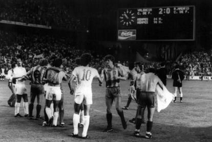 (30/6/1979) Final de Copa de España. Estadio Vicente Calderón. Valencia vs Real Madrid (2-0). Kempes marcó los goles del triunfo.