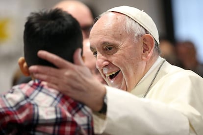 O papa Francisco na Santa Magdalena de Cardossa, em Roma, no domingo.