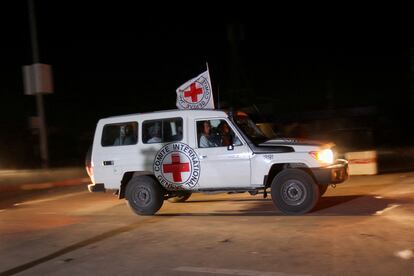 Un vehículo de la Cruz Roja donde se cree que se transporta a rehenes de Hamás, llegando a la frontera de Rafah.