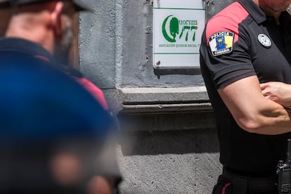 Agentes de la Policía Canaria registran por orden judicial la sede en Las Palmas de la asociación Quorum Social 77, este jueves.