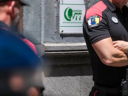 Agentes de la Policía Canaria registran por orden judicial la sede en Las Palmas de la asociación Quorum Social 77, este jueves.