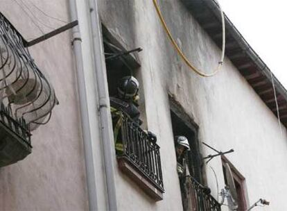 Los bomberos trabajan en el interior de la vivienda incendiada en Miranda de Ebro