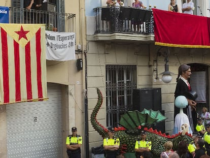 El balcón oficial y, al lado, el alternativo para los dos pregones de Gràcia.