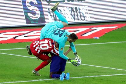 El guardameta del FC Barcelona Norberto Murara, "Neto" y Ángel Correa en una acción del partido. 