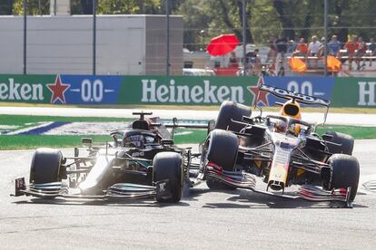 En la 25ª vuelta de la carrera, Hamilton (a la izquierda) acababa de llevar a cabo su primera visita a los talleres.