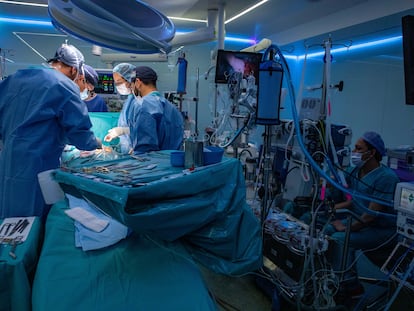 Vista general del quirófano durante una operación en el Hospital Clínic de Barcelona.