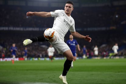 Luka Jovic con el Eintracht de Frankfurt, durante el partido ante el Chelsea.