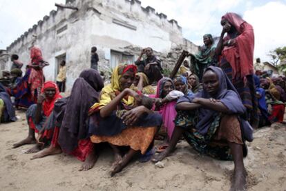 Un grupo de personas espera ayuda en un campo de refugiados, ayer en Mogadiscio.