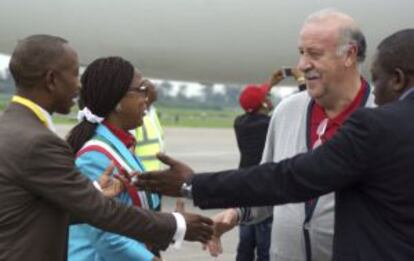 Del Bosque saluda en el aeropuerto a la alcaldesa de Malabo, María Coloma, y al presidente de la Federación Guineana, Mituy Edjang