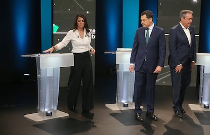 El candidato del PP a la relección, Juanma Moreno y mira a la candidata de Vox, Macarena Olona, al inicio del debate. En un tono moderado, Moreno ha marcado distancias con la candidata de ultraderecha al final de debate. Moreno Bonilla aparta el cáliz de Vox, pero tampoco llega a comprometerse a que en ningún caso meterá a la extrema derecha en su Gobierno. "Yo quiero gobernar solo", ha dicho durante el debate.