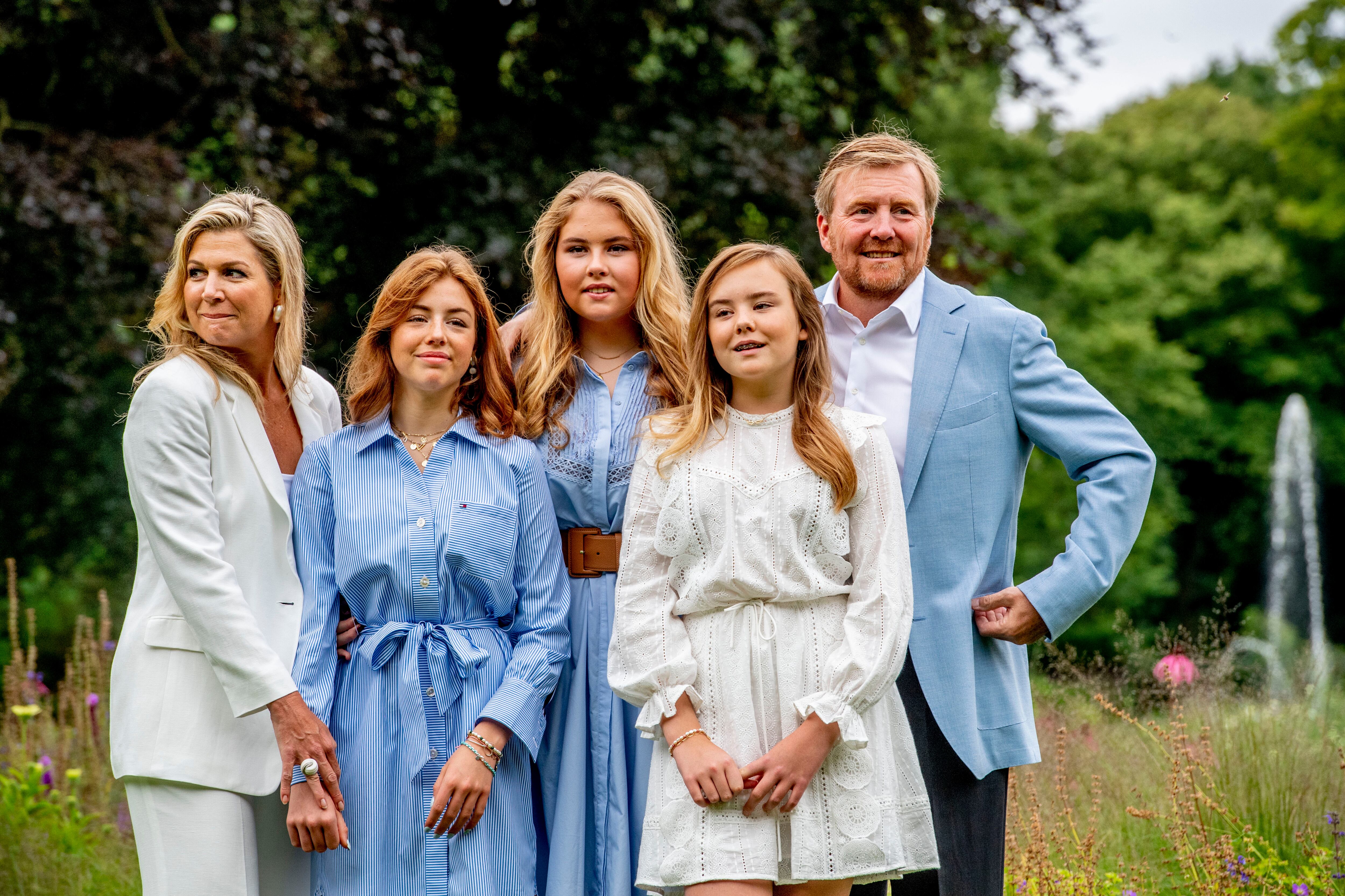 Los reyes Guillermo y Máxima de Países Bajos con sus hijas, Amalia, Alexia and Ariane, en los jardines del Palacio Huis ten Bosch.