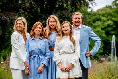 Los reyes Guillermo y Máxima de Países Bajos con sus hijas, 
Amalia, Alexia and Ariane, en los jardines del Palacio Huis ten Bosch.