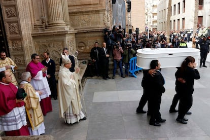 Salida del féretro en la Catedral de Almería.