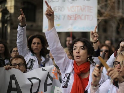 Protesta de médicos, este jueves en Barcelona.