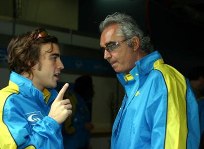 Fernando Alonso y Flavio Briatore se saludan