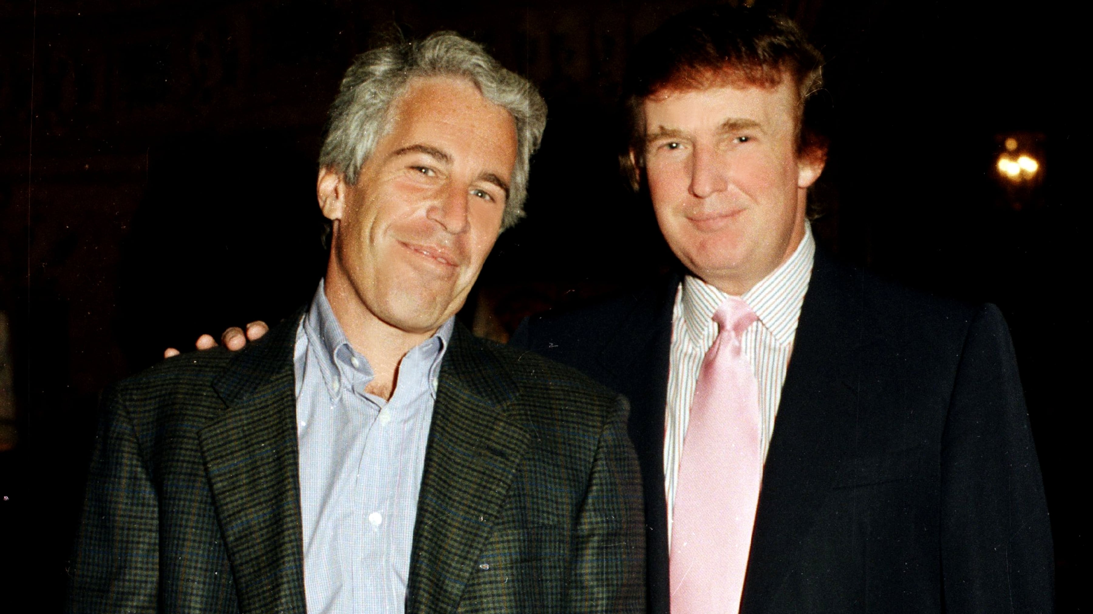 Trump viajó en el avión de Epstein “muchas más veces” de lo que se creía, según nuevos papeles del Departamento de Justicia