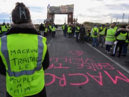 Francia anuncia una moratoria de seis meses en la introducción de las nuevas tasas al combustible tras varias jornadas de disturbios