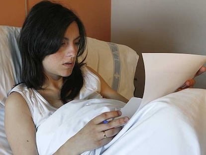 Carmen Chía se examina en su cama del hospital de La Paz.