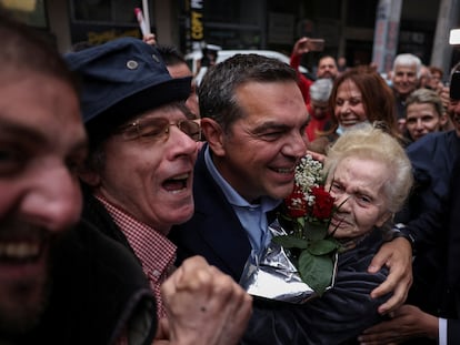 El líder del partido izquierdista Syriza, Alexis Tsipras, recibe el abrazo de una simpatizante en El Pireo, periferia de Atenas, el 9 de mayo 2023.