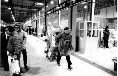 Un trabajador lleva una carretilla por el pasillo frutas y hortalizas de Mercamadrid en una imagen hist&oacute;rica sin datar.