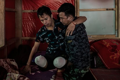 Un soldado Karenni que perdió ambas piernas tras pisar una mina es ayudado por su amigo en un centro de rehabilitación en el estado de Kayah, al este de Birmania, el 17 de octubre de 2022. Muchas víctimas de explosiones de minas terminan en este centro, construido en una localización secreta por miedo a los ataques aéreos del ejército birmano. Con las minas antipersonas prohibidas desde 1997, es una violación flagrante de la ley internacional que el Tatmadaw haya colocado minas a gran escala en ciudades, pueblos, arrozales y otras zonas urbanas. Han matado y herido a incontables soldados y civiles y harán imposible que miles de desplazados vuelvan a casa. La exposición podrá verse del 24 de febrero al 27 de marzo en EFTI, Madrid.  
